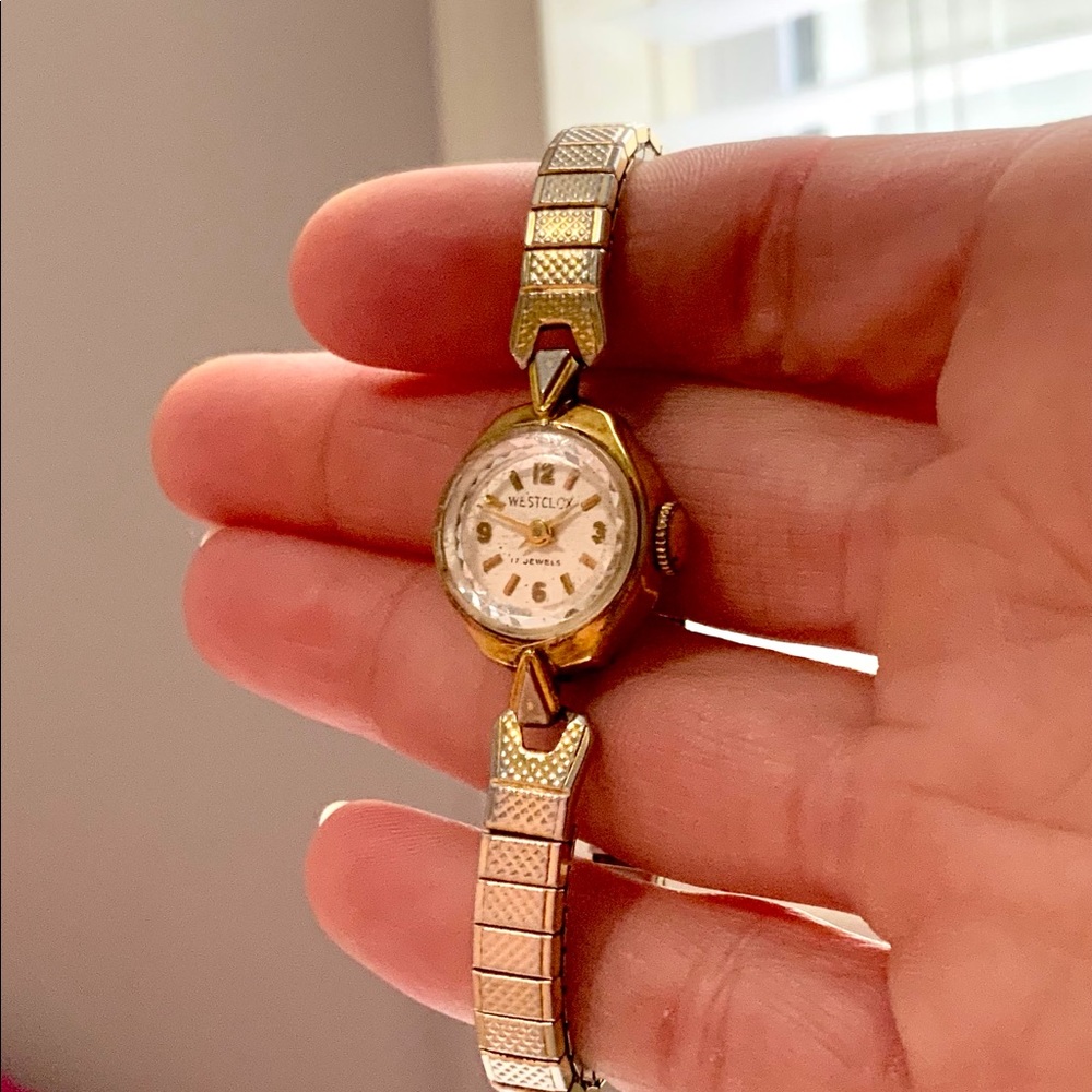 Vintage Westclox 17 Jewels Ladies Textured Gold Tone Wristwatch